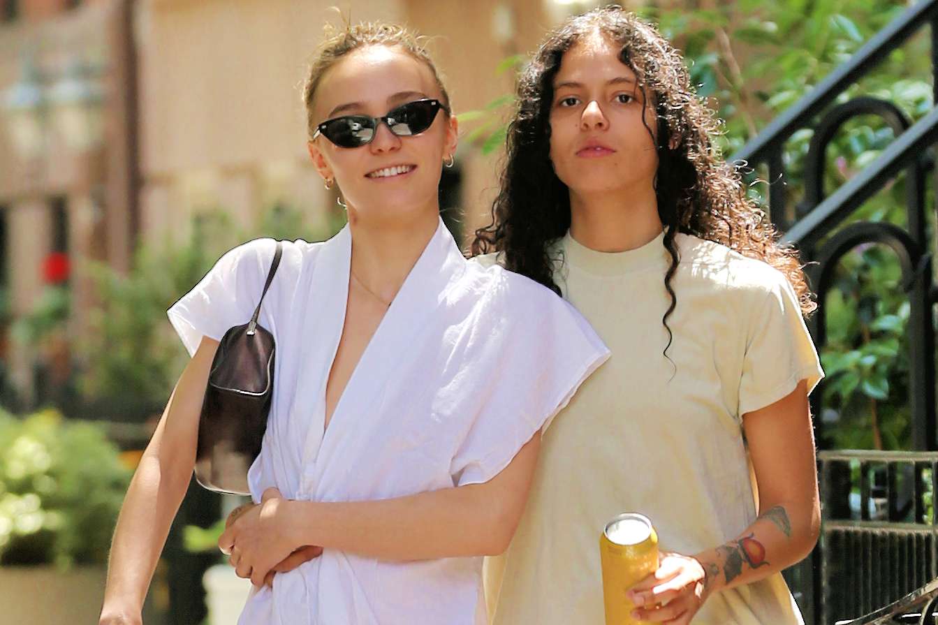 Love is Love Lily RoseDepp Holds Hands with Girlfriend, 070 Shake on